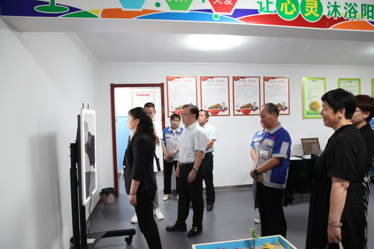 2021年8月26日，濟(jì)南市總工會(huì)黨組成員、副主席于虹和女工部部長(zhǎng)張紹峰一行來我集團(tuán)公司調(diào)研